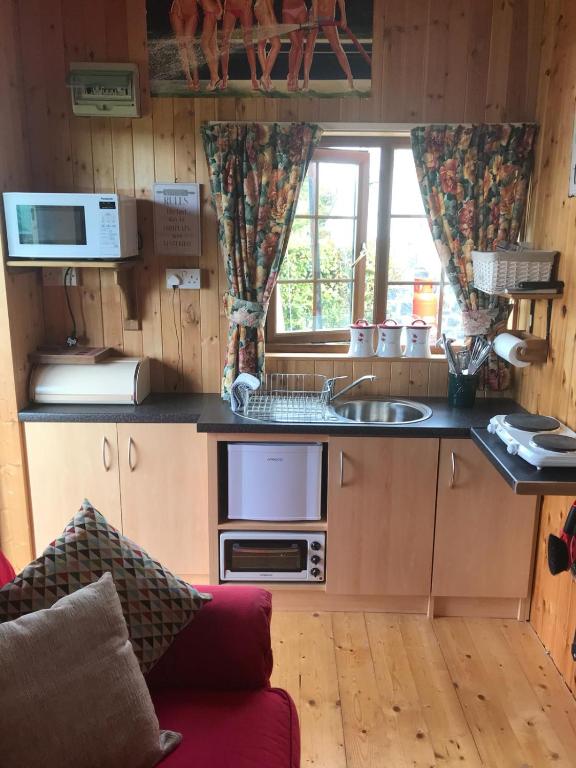 Cozy Countryside Log Cabin room 3