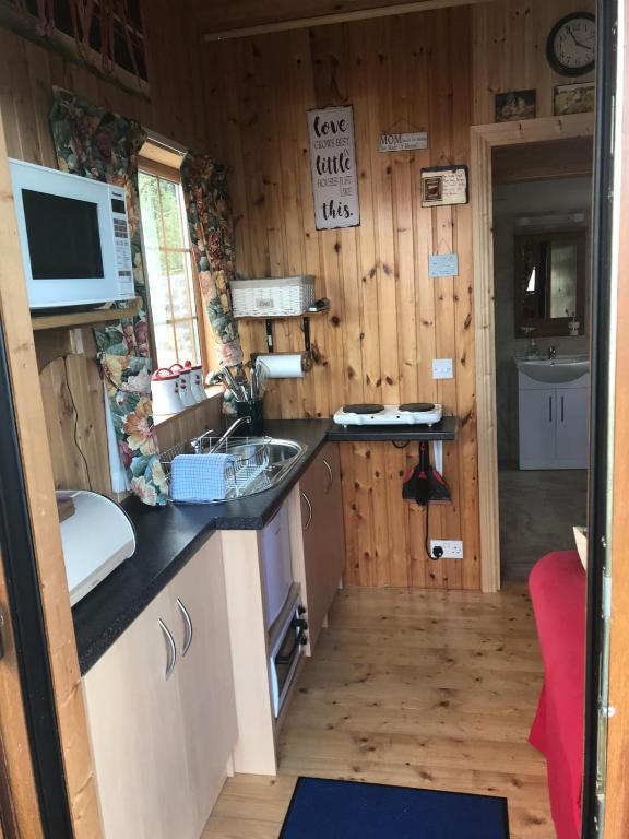 Cozy Countryside Log Cabin room 4
