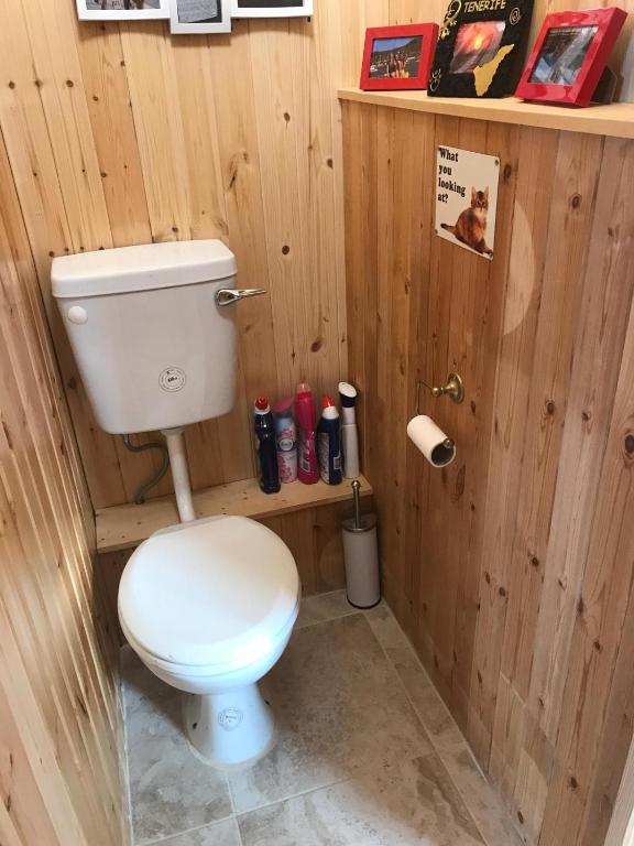Cozy Countryside Log Cabin room 6